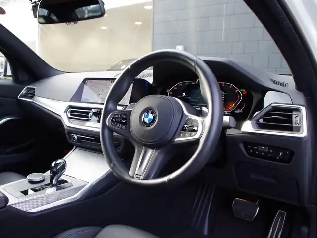 ＢＭＷ ＢＭＷ ３２０ｄ xDrive Mスポーツ EDジョイ+ 埼玉県 2021(令3)年 2.6万km アルピンホワイトⅢ 特別仕様車/ブラックハーフレザーシート/アダプティブクルーズコントロール/インテリジェントセーフティ/CarPlay/パークディスタンスコントロール/ブラインドスポットモニター/コンフォートアクセス/全周囲カメラ/純正ナビ/ドラレコ/ETC/ワイヤレス充電/シートヒーター/シートポジションメモリー機能/Bluetooth
