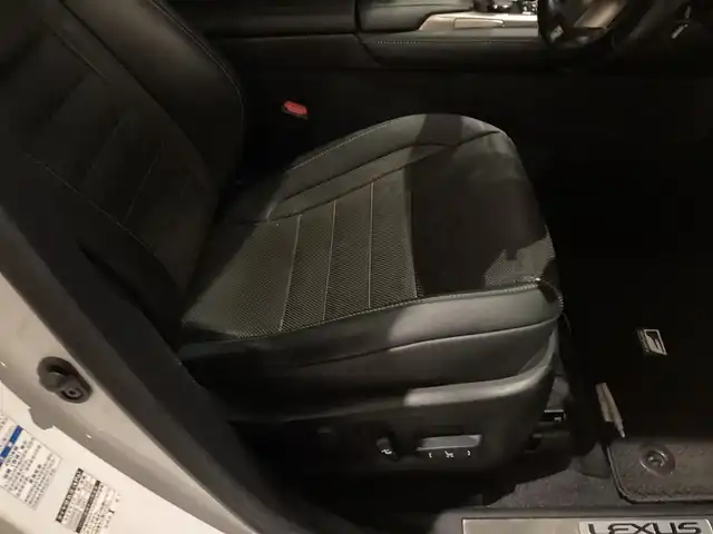 レクサス ＲＸ 200t Fスポーツ 愛知県 2017(平29)年 10.1万km ホワイトノーヴァガラスフレーク メーカーナビ　/バックカメラ　/全方位カメラ　/革シート　/シートヒーター　/ベンチレーション　/ドライブレコーダー　/ＨＵＤ　/ステアリングヒーター　/パワーバックドア　/ビルトインＥＴＣ　/レーダークルーズコントロール　/パドルシフト　/サンルーフ