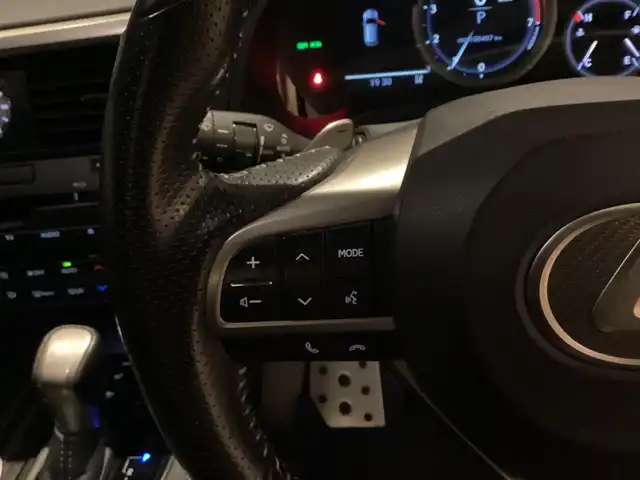 レクサス ＲＸ 200t Fスポーツ 愛知県 2017(平29)年 10.1万km ホワイトノーヴァガラスフレーク メーカーナビ　/バックカメラ　/全方位カメラ　/革シート　/シートヒーター　/ベンチレーション　/ドライブレコーダー　/ＨＵＤ　/ステアリングヒーター　/パワーバックドア　/ビルトインＥＴＣ　/レーダークルーズコントロール　/パドルシフト　/サンルーフ