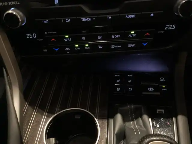 レクサス ＲＸ 200t Fスポーツ 愛知県 2017(平29)年 10.1万km ホワイトノーヴァガラスフレーク メーカーナビ　/バックカメラ　/全方位カメラ　/革シート　/シートヒーター　/ベンチレーション　/ドライブレコーダー　/ＨＵＤ　/ステアリングヒーター　/パワーバックドア　/ビルトインＥＴＣ　/レーダークルーズコントロール　/パドルシフト　/サンルーフ