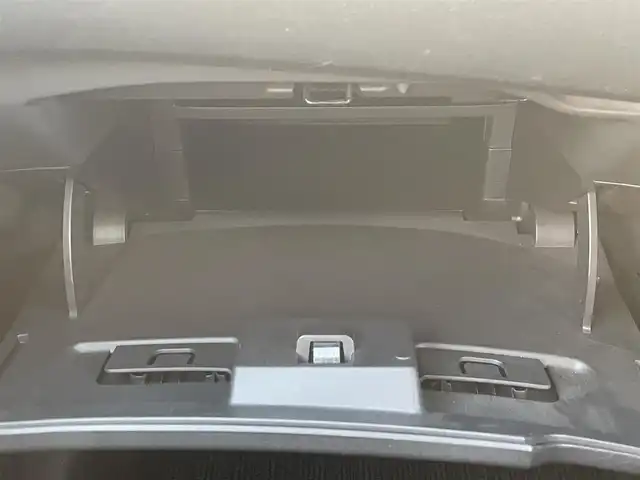 日産 ノート XVセレ +セーフ 兵庫県 2015(平27)年 1.5万km ブリリアントシルバー 純正オーディオ/CD/DVD/AUX/ETC/全方位カメラ/スマージェンシーブレーキ/純正フロアマット/純正バイザー/ヘッドライトべライザー/スイッチスタート/横滑り防止/レーンキープアシスト/衝突軽減ブレーキ/スペアキー/保証書、取扱説明書