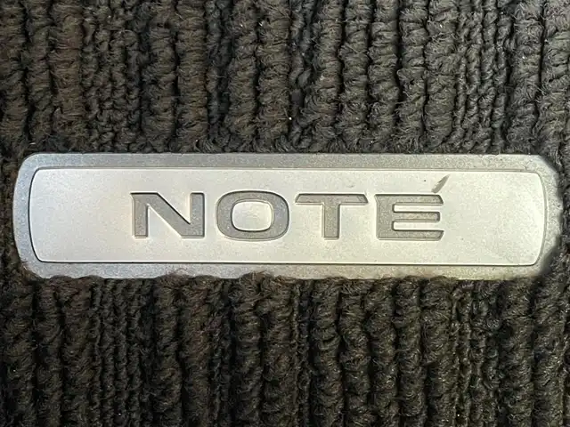 日産 ノート XVセレ +セーフ 兵庫県 2015(平27)年 1.5万km ブリリアントシルバー 純正オーディオ/CD/DVD/AUX/ETC/全方位カメラ/スマージェンシーブレーキ/純正フロアマット/純正バイザー/ヘッドライトべライザー/スイッチスタート/横滑り防止/レーンキープアシスト/衝突軽減ブレーキ/スペアキー/保証書、取扱説明書