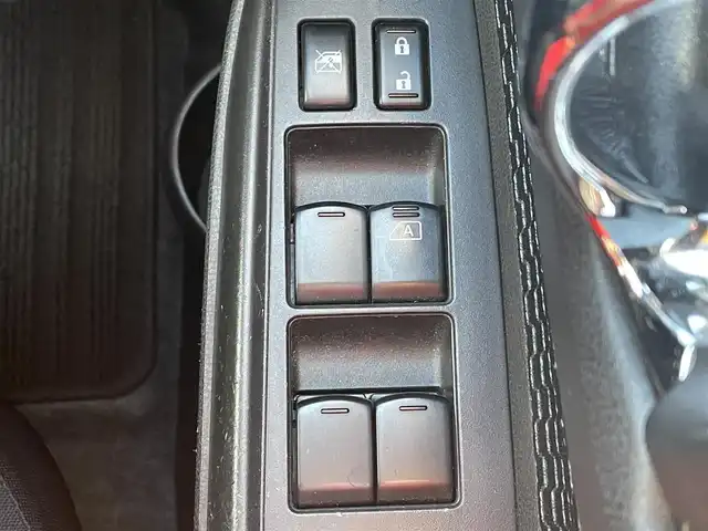 日産 ノート XVセレ +セーフ 兵庫県 2015(平27)年 1.5万km ブリリアントシルバー 純正オーディオ/CD/DVD/AUX/ETC/全方位カメラ/スマージェンシーブレーキ/純正フロアマット/純正バイザー/ヘッドライトべライザー/スイッチスタート/横滑り防止/レーンキープアシスト/衝突軽減ブレーキ/スペアキー/保証書、取扱説明書