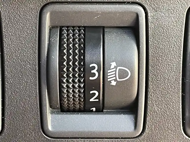 日産 ノート XVセレ +セーフ 兵庫県 2015(平27)年 1.5万km ブリリアントシルバー 純正オーディオ/CD/DVD/AUX/ETC/全方位カメラ/スマージェンシーブレーキ/純正フロアマット/純正バイザー/ヘッドライトべライザー/スイッチスタート/横滑り防止/レーンキープアシスト/衝突軽減ブレーキ/スペアキー/保証書、取扱説明書