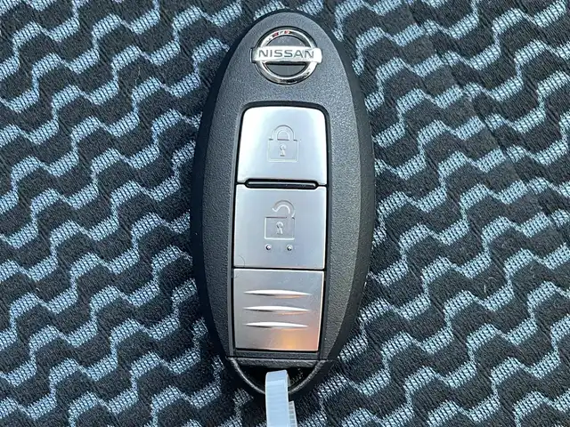 日産 ノート XVセレ +セーフ 兵庫県 2015(平27)年 1.5万km ブリリアントシルバー 純正オーディオ/CD/DVD/AUX/ETC/全方位カメラ/スマージェンシーブレーキ/純正フロアマット/純正バイザー/ヘッドライトべライザー/スイッチスタート/横滑り防止/レーンキープアシスト/衝突軽減ブレーキ/スペアキー/保証書、取扱説明書