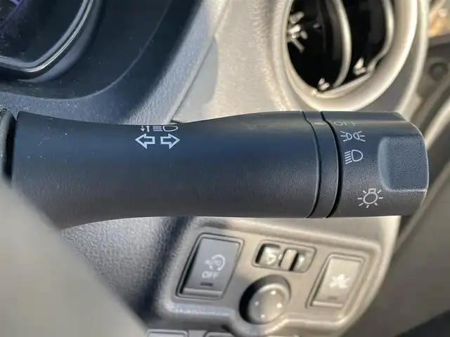 日産 ノート XVセレ +セーフ 兵庫県 2015(平27)年 1.5万km ブリリアントシルバー 純正オーディオ/CD/DVD/AUX/ETC/全方位カメラ/スマージェンシーブレーキ/純正フロアマット/純正バイザー/ヘッドライトべライザー/スイッチスタート/横滑り防止/レーンキープアシスト/衝突軽減ブレーキ/スペアキー/保証書、取扱説明書