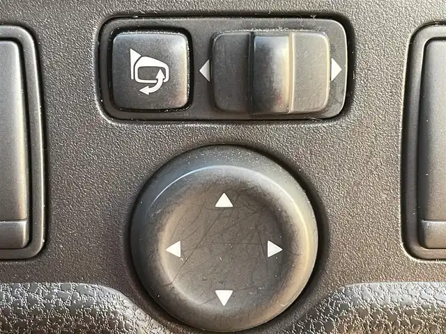 日産 ノート XVセレ +セーフ 兵庫県 2015(平27)年 1.5万km ブリリアントシルバー 純正オーディオ/CD/DVD/AUX/ETC/全方位カメラ/スマージェンシーブレーキ/純正フロアマット/純正バイザー/ヘッドライトべライザー/スイッチスタート/横滑り防止/レーンキープアシスト/衝突軽減ブレーキ/スペアキー/保証書、取扱説明書