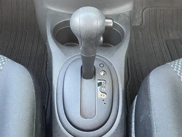 日産 ノート XVセレ +セーフ 兵庫県 2015(平27)年 1.5万km ブリリアントシルバー 純正オーディオ/CD/DVD/AUX/ETC/全方位カメラ/スマージェンシーブレーキ/純正フロアマット/純正バイザー/ヘッドライトべライザー/スイッチスタート/横滑り防止/レーンキープアシスト/衝突軽減ブレーキ/スペアキー/保証書、取扱説明書