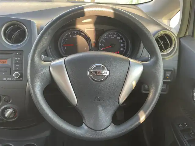 日産 ノート XVセレ +セーフ 兵庫県 2015(平27)年 1.5万km ブリリアントシルバー 純正オーディオ/CD/DVD/AUX/ETC/全方位カメラ/スマージェンシーブレーキ/純正フロアマット/純正バイザー/ヘッドライトべライザー/スイッチスタート/横滑り防止/レーンキープアシスト/衝突軽減ブレーキ/スペアキー/保証書、取扱説明書