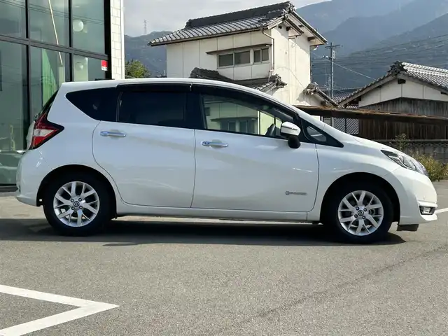 日産 ノート e－パワー メダリスト 愛媛県 2018(平30)年 3.5万km ブリリアントホワイトパール 純正ナビ（Bluetooth/フルセグTV）/アラウンドビューモニター/デジタルインナーミラー/インテリジェントクルーズコントロール/ETC/前方ドライブレコーダー/純正フロアマット/純正アルミホイール/ハーフレザー/前後コーナーセンサー/LEDヘッドライト