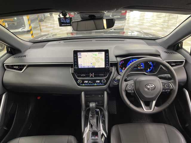 トヨタ カローラ クロス ハイブリッド Z 神奈川県 2022(令4)年 4.2万km アティチュードブラックマイカ 純正9インチディスプレイオーディオ/Bluetooth・CD・DVD・USB・フルセグTV・Miracast/パノラミックビューモニター/ブラインドスポットモニター/セーフティセンス/レーダークルーズコントロール/ハンズフリーパワーバックドア/ハーフレザーシート/シートヒーター/運転席パワーシート・シートリフター/前後ドライブレコーダー/ビルトインETC/LEDヘッドランプ・フォグランプ/純正フロアマット/純正18インチアルミホイール/オートマチックハイビーム/プリクラッシュセーフティ/レーントレーシングアシスト/ロードサインアシスト
