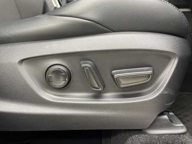 トヨタ カローラ クロス ハイブリッド Z 神奈川県 2022(令4)年 4.2万km アティチュードブラックマイカ 純正9インチディスプレイオーディオ/Bluetooth・CD・DVD・USB・フルセグTV・Miracast/パノラミックビューモニター/ブラインドスポットモニター/セーフティセンス/レーダークルーズコントロール/ハンズフリーパワーバックドア/ハーフレザーシート/シートヒーター/運転席パワーシート・シートリフター/前後ドライブレコーダー/ビルトインETC/LEDヘッドランプ・フォグランプ/純正フロアマット/純正18インチアルミホイール/オートマチックハイビーム/プリクラッシュセーフティ/レーントレーシングアシスト/ロードサインアシスト