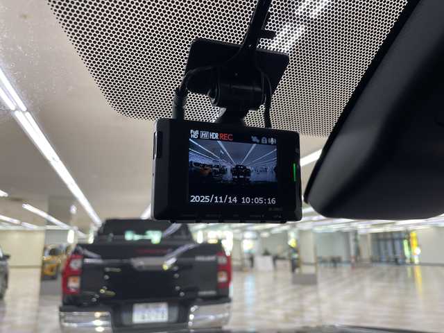 トヨタ カローラ クロス ハイブリッド Z 神奈川県 2022(令4)年 4.2万km アティチュードブラックマイカ 純正9インチディスプレイオーディオ/Bluetooth・CD・DVD・USB・フルセグTV・Miracast/パノラミックビューモニター/ブラインドスポットモニター/セーフティセンス/レーダークルーズコントロール/ハンズフリーパワーバックドア/ハーフレザーシート/シートヒーター/運転席パワーシート・シートリフター/前後ドライブレコーダー/ビルトインETC/LEDヘッドランプ・フォグランプ/純正フロアマット/純正18インチアルミホイール/オートマチックハイビーム/プリクラッシュセーフティ/レーントレーシングアシスト/ロードサインアシスト