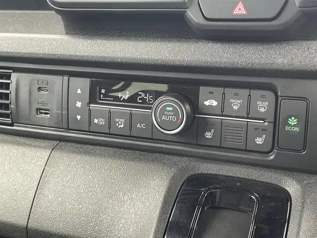 ホンダ Ｎ ＢＯＸ カスタム ターボ コーディネートS 滋賀県 2024(令6)年 0.7万km プラチナホワイトパール 純正9インチナビ/【Bluetooth/USB/フルセグTV】/両側パワースライドドア/フルプライムスムースシート/ホンダセンシング/・衝突軽減ブレーキ/・先行車発進お知らせ機能/・歩行者事故低減ステアリング/・路外逸脱抑制機能/・標識認識機能/・渋滞追従機能付アダプティブクルーズコントロール/・車線維持支援システム/・誤発進抑制機能/・後方誤発進抑制機能/・近距離衝突軽減ブレーキ/・急アクセル抑制機能/・パーキングセンサーシステム/・オートハイビーム/バックカメラ/LEDヘッドライト/前方ドライブレコーダー/ビルトインETC/D/Nシートヒーター/後席ロールサンシェード/パドルシフト/プッシュスタート/スマートキー/ステアリングリモコン