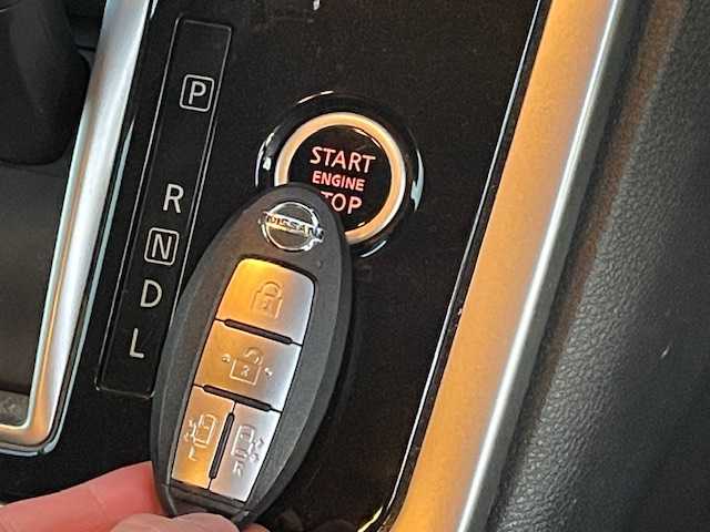 日産 セレナ ハイウェイスター 富山県 2017(平29)年 10.3万km ダイヤモンドブラック (株)IDOMが運営する【じしゃロン富山店】の自社ローン対象車両になります。こちらは現金ご利用時の価格です。自社ローンご希望の方は別途その旨お申付け下さい。/純正フリップダウンモニター/純正ナビ/FM/AM/CD/DVD/フルセグ/SD/Bluetooth/ETC/両側パワースライドドア/衝突軽減アシスト/横滑り防止/クルーズコントロール/８人乗り/プッシュスタート/スマートキー/純正ホイール積み込み/ハロゲンライト