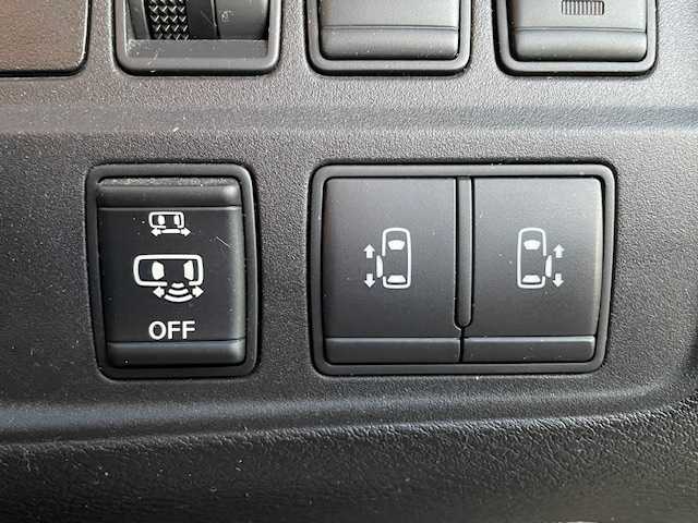 日産 セレナ ハイウェイスター 富山県 2017(平29)年 10.3万km ダイヤモンドブラック (株)IDOMが運営する【じしゃロン富山店】の自社ローン対象車両になります。こちらは現金ご利用時の価格です。自社ローンご希望の方は別途その旨お申付け下さい。/純正フリップダウンモニター/純正ナビ/FM/AM/CD/DVD/フルセグ/SD/Bluetooth/ETC/両側パワースライドドア/衝突軽減アシスト/横滑り防止/クルーズコントロール/８人乗り/プッシュスタート/スマートキー/純正ホイール積み込み/ハロゲンライト