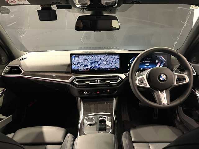 ＢＭＷ ＢＭＷ Ｍ３４０ｉ xDrive 道央・札幌 2024(令6)年 0.5万km 白 サウンド・パッケージ/　・harman/kardon サラウンド・サウンド・システム/　・地上デジタルTVチューナー/　・アコースティック・ガラス/ステアリング・ホイール・ヒーティング/アッシュ・グレーブラウン・ファインウッド・トリム/ドライビング・アシスト・プロフェッショナル/　・高速道路渋滞時ハンズ・オフ・アシスト/　・ ACC／アクティブ・クルーズ・コントロール（ストップ&ゴー機能付）/　・ステアリング&レーン・コントロール・アシスト/　・ レーン・ディパーチャー・ウォーニング（車線逸脱警告システム）/　・ レーン・キーピング・アシスト/　・ レーン・チェンジ・ウォーニング/　・衝突回避・被害軽減ブレーキ（事故回避アシスト付）/　・前車接近警告機能/　・後車衝突警告機能/　・クロス・トラフィック・ウォーニング（フロント&リヤ）/パーキング・アシスト・プラス/　・ーパーキング・アシスト（並列／縦列）/　・ アクティブPDC/　・ サラウンド・ビュー・システム/DSC/ASC/DTC/CBC/DBC/BMWヘッドアップディスプレイ/シートヒーター(D/N)/パワーシート(D/N)/アダプティブLEDヘッドライト