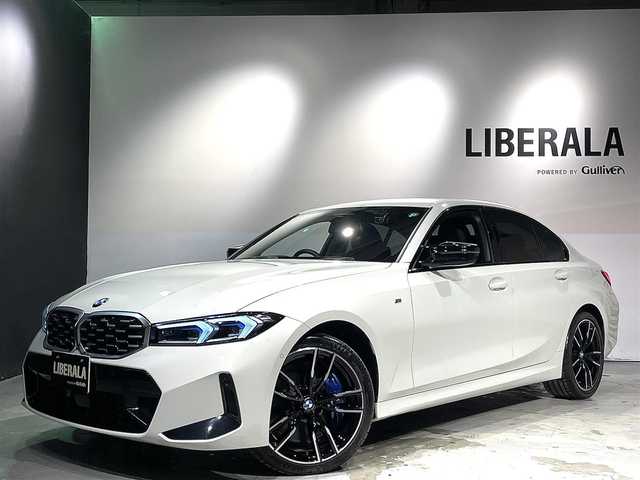 ＢＭＷ ＢＭＷ Ｍ３４０ｉ xDrive 道央・札幌 2024(令6)年 0.5万km 白 サウンド・パッケージ/　・harman/kardon サラウンド・サウンド・システム/　・地上デジタルTVチューナー/　・アコースティック・ガラス/ステアリング・ホイール・ヒーティング/アッシュ・グレーブラウン・ファインウッド・トリム/ドライビング・アシスト・プロフェッショナル/　・高速道路渋滞時ハンズ・オフ・アシスト/　・ ACC／アクティブ・クルーズ・コントロール（ストップ&ゴー機能付）/　・ステアリング&レーン・コントロール・アシスト/　・ レーン・ディパーチャー・ウォーニング（車線逸脱警告システム）/　・ レーン・キーピング・アシスト/　・ レーン・チェンジ・ウォーニング/　・衝突回避・被害軽減ブレーキ（事故回避アシスト付）/　・前車接近警告機能/　・後車衝突警告機能/　・クロス・トラフィック・ウォーニング（フロント&リヤ）/パーキング・アシスト・プラス/　・ーパーキング・アシスト（並列／縦列）/　・ アクティブPDC/　・ サラウンド・ビュー・システム/DSC/ASC/DTC/CBC/DBC/BMWヘッドアップディスプレイ/シートヒーター(D/N)/パワーシート(D/N)/アダプティブLEDヘッドライト