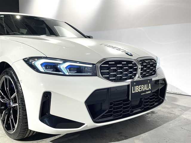 ＢＭＷ ＢＭＷ Ｍ３４０ｉ xDrive 道央・札幌 2024(令6)年 0.5万km 白 サウンド・パッケージ/　・harman/kardon サラウンド・サウンド・システム/　・地上デジタルTVチューナー/　・アコースティック・ガラス/ステアリング・ホイール・ヒーティング/アッシュ・グレーブラウン・ファインウッド・トリム/ドライビング・アシスト・プロフェッショナル/　・高速道路渋滞時ハンズ・オフ・アシスト/　・ ACC／アクティブ・クルーズ・コントロール（ストップ&ゴー機能付）/　・ステアリング&レーン・コントロール・アシスト/　・ レーン・ディパーチャー・ウォーニング（車線逸脱警告システム）/　・ レーン・キーピング・アシスト/　・ レーン・チェンジ・ウォーニング/　・衝突回避・被害軽減ブレーキ（事故回避アシスト付）/　・前車接近警告機能/　・後車衝突警告機能/　・クロス・トラフィック・ウォーニング（フロント&リヤ）/パーキング・アシスト・プラス/　・ーパーキング・アシスト（並列／縦列）/　・ アクティブPDC/　・ サラウンド・ビュー・システム/DSC/ASC/DTC/CBC/DBC/BMWヘッドアップディスプレイ/シートヒーター(D/N)/パワーシート(D/N)/アダプティブLEDヘッドライト