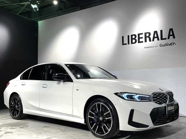 ＢＭＷ ＢＭＷ Ｍ３４０ｉ xDrive 道央・札幌 2024(令6)年 0.5万km 白 サウンド・パッケージ/　・harman/kardon サラウンド・サウンド・システム/　・地上デジタルTVチューナー/　・アコースティック・ガラス/ステアリング・ホイール・ヒーティング/アッシュ・グレーブラウン・ファインウッド・トリム/ドライビング・アシスト・プロフェッショナル/　・高速道路渋滞時ハンズ・オフ・アシスト/　・ ACC／アクティブ・クルーズ・コントロール（ストップ&ゴー機能付）/　・ステアリング&レーン・コントロール・アシスト/　・ レーン・ディパーチャー・ウォーニング（車線逸脱警告システム）/　・ レーン・キーピング・アシスト/　・ レーン・チェンジ・ウォーニング/　・衝突回避・被害軽減ブレーキ（事故回避アシスト付）/　・前車接近警告機能/　・後車衝突警告機能/　・クロス・トラフィック・ウォーニング（フロント&リヤ）/パーキング・アシスト・プラス/　・ーパーキング・アシスト（並列／縦列）/　・ アクティブPDC/　・ サラウンド・ビュー・システム/DSC/ASC/DTC/CBC/DBC/BMWヘッドアップディスプレイ/シートヒーター(D/N)/パワーシート(D/N)/アダプティブLEDヘッドライト