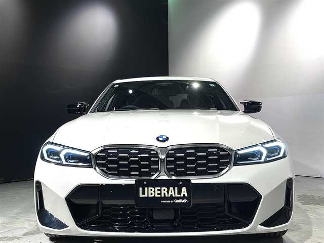 ＢＭＷ ＢＭＷ Ｍ３４０ｉ xDrive 道央・札幌 2024(令6)年 0.5万km 白 サウンド・パッケージ/　・harman/kardon サラウンド・サウンド・システム/　・地上デジタルTVチューナー/　・アコースティック・ガラス/ステアリング・ホイール・ヒーティング/アッシュ・グレーブラウン・ファインウッド・トリム/ドライビング・アシスト・プロフェッショナル/　・高速道路渋滞時ハンズ・オフ・アシスト/　・ ACC／アクティブ・クルーズ・コントロール（ストップ&ゴー機能付）/　・ステアリング&レーン・コントロール・アシスト/　・ レーン・ディパーチャー・ウォーニング（車線逸脱警告システム）/　・ レーン・キーピング・アシスト/　・ レーン・チェンジ・ウォーニング/　・衝突回避・被害軽減ブレーキ（事故回避アシスト付）/　・前車接近警告機能/　・後車衝突警告機能/　・クロス・トラフィック・ウォーニング（フロント&リヤ）/パーキング・アシスト・プラス/　・ーパーキング・アシスト（並列／縦列）/　・ アクティブPDC/　・ サラウンド・ビュー・システム/DSC/ASC/DTC/CBC/DBC/BMWヘッドアップディスプレイ/シートヒーター(D/N)/パワーシート(D/N)/アダプティブLEDヘッドライト