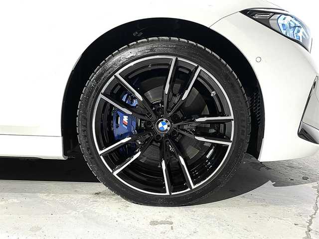 ＢＭＷ ＢＭＷ Ｍ３４０ｉ xDrive 道央・札幌 2024(令6)年 0.5万km 白 サウンド・パッケージ/　・harman/kardon サラウンド・サウンド・システム/　・地上デジタルTVチューナー/　・アコースティック・ガラス/ステアリング・ホイール・ヒーティング/アッシュ・グレーブラウン・ファインウッド・トリム/ドライビング・アシスト・プロフェッショナル/　・高速道路渋滞時ハンズ・オフ・アシスト/　・ ACC／アクティブ・クルーズ・コントロール（ストップ&ゴー機能付）/　・ステアリング&レーン・コントロール・アシスト/　・ レーン・ディパーチャー・ウォーニング（車線逸脱警告システム）/　・ レーン・キーピング・アシスト/　・ レーン・チェンジ・ウォーニング/　・衝突回避・被害軽減ブレーキ（事故回避アシスト付）/　・前車接近警告機能/　・後車衝突警告機能/　・クロス・トラフィック・ウォーニング（フロント&リヤ）/パーキング・アシスト・プラス/　・ーパーキング・アシスト（並列／縦列）/　・ アクティブPDC/　・ サラウンド・ビュー・システム/DSC/ASC/DTC/CBC/DBC/BMWヘッドアップディスプレイ/シートヒーター(D/N)/パワーシート(D/N)/アダプティブLEDヘッドライト
