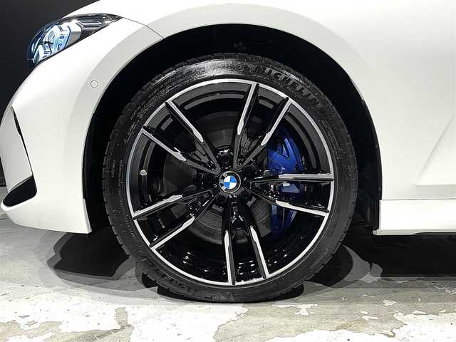 ＢＭＷ ＢＭＷ Ｍ３４０ｉ xDrive 道央・札幌 2024(令6)年 0.5万km 白 サウンド・パッケージ/　・harman/kardon サラウンド・サウンド・システム/　・地上デジタルTVチューナー/　・アコースティック・ガラス/ステアリング・ホイール・ヒーティング/アッシュ・グレーブラウン・ファインウッド・トリム/ドライビング・アシスト・プロフェッショナル/　・高速道路渋滞時ハンズ・オフ・アシスト/　・ ACC／アクティブ・クルーズ・コントロール（ストップ&ゴー機能付）/　・ステアリング&レーン・コントロール・アシスト/　・ レーン・ディパーチャー・ウォーニング（車線逸脱警告システム）/　・ レーン・キーピング・アシスト/　・ レーン・チェンジ・ウォーニング/　・衝突回避・被害軽減ブレーキ（事故回避アシスト付）/　・前車接近警告機能/　・後車衝突警告機能/　・クロス・トラフィック・ウォーニング（フロント&リヤ）/パーキング・アシスト・プラス/　・ーパーキング・アシスト（並列／縦列）/　・ アクティブPDC/　・ サラウンド・ビュー・システム/DSC/ASC/DTC/CBC/DBC/BMWヘッドアップディスプレイ/シートヒーター(D/N)/パワーシート(D/N)/アダプティブLEDヘッドライト