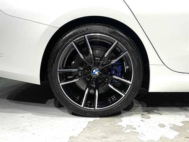 ＢＭＷ ＢＭＷ Ｍ３４０ｉ xDrive 道央・札幌 2024(令6)年 0.5万km 白 サウンド・パッケージ/　・harman/kardon サラウンド・サウンド・システム/　・地上デジタルTVチューナー/　・アコースティック・ガラス/ステアリング・ホイール・ヒーティング/アッシュ・グレーブラウン・ファインウッド・トリム/ドライビング・アシスト・プロフェッショナル/　・高速道路渋滞時ハンズ・オフ・アシスト/　・ ACC／アクティブ・クルーズ・コントロール（ストップ&ゴー機能付）/　・ステアリング&レーン・コントロール・アシスト/　・ レーン・ディパーチャー・ウォーニング（車線逸脱警告システム）/　・ レーン・キーピング・アシスト/　・ レーン・チェンジ・ウォーニング/　・衝突回避・被害軽減ブレーキ（事故回避アシスト付）/　・前車接近警告機能/　・後車衝突警告機能/　・クロス・トラフィック・ウォーニング（フロント&リヤ）/パーキング・アシスト・プラス/　・ーパーキング・アシスト（並列／縦列）/　・ アクティブPDC/　・ サラウンド・ビュー・システム/DSC/ASC/DTC/CBC/DBC/BMWヘッドアップディスプレイ/シートヒーター(D/N)/パワーシート(D/N)/アダプティブLEDヘッドライト