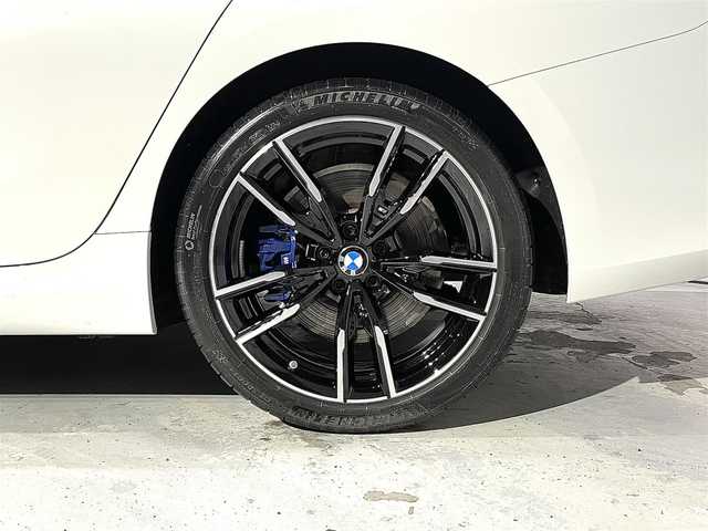 ＢＭＷ ＢＭＷ Ｍ３４０ｉ xDrive 道央・札幌 2024(令6)年 0.5万km 白 サウンド・パッケージ/　・harman/kardon サラウンド・サウンド・システム/　・地上デジタルTVチューナー/　・アコースティック・ガラス/ステアリング・ホイール・ヒーティング/アッシュ・グレーブラウン・ファインウッド・トリム/ドライビング・アシスト・プロフェッショナル/　・高速道路渋滞時ハンズ・オフ・アシスト/　・ ACC／アクティブ・クルーズ・コントロール（ストップ&ゴー機能付）/　・ステアリング&レーン・コントロール・アシスト/　・ レーン・ディパーチャー・ウォーニング（車線逸脱警告システム）/　・ レーン・キーピング・アシスト/　・ レーン・チェンジ・ウォーニング/　・衝突回避・被害軽減ブレーキ（事故回避アシスト付）/　・前車接近警告機能/　・後車衝突警告機能/　・クロス・トラフィック・ウォーニング（フロント&リヤ）/パーキング・アシスト・プラス/　・ーパーキング・アシスト（並列／縦列）/　・ アクティブPDC/　・ サラウンド・ビュー・システム/DSC/ASC/DTC/CBC/DBC/BMWヘッドアップディスプレイ/シートヒーター(D/N)/パワーシート(D/N)/アダプティブLEDヘッドライト