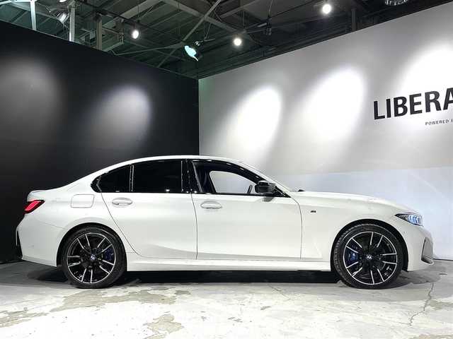 ＢＭＷ ＢＭＷ Ｍ３４０ｉ xDrive 道央・札幌 2024(令6)年 0.5万km 白 サウンド・パッケージ/　・harman/kardon サラウンド・サウンド・システム/　・地上デジタルTVチューナー/　・アコースティック・ガラス/ステアリング・ホイール・ヒーティング/アッシュ・グレーブラウン・ファインウッド・トリム/ドライビング・アシスト・プロフェッショナル/　・高速道路渋滞時ハンズ・オフ・アシスト/　・ ACC／アクティブ・クルーズ・コントロール（ストップ&ゴー機能付）/　・ステアリング&レーン・コントロール・アシスト/　・ レーン・ディパーチャー・ウォーニング（車線逸脱警告システム）/　・ レーン・キーピング・アシスト/　・ レーン・チェンジ・ウォーニング/　・衝突回避・被害軽減ブレーキ（事故回避アシスト付）/　・前車接近警告機能/　・後車衝突警告機能/　・クロス・トラフィック・ウォーニング（フロント&リヤ）/パーキング・アシスト・プラス/　・ーパーキング・アシスト（並列／縦列）/　・ アクティブPDC/　・ サラウンド・ビュー・システム/DSC/ASC/DTC/CBC/DBC/BMWヘッドアップディスプレイ/シートヒーター(D/N)/パワーシート(D/N)/アダプティブLEDヘッドライト