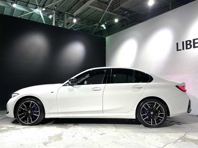 ＢＭＷ ＢＭＷ Ｍ３４０ｉ xDrive 道央・札幌 2024(令6)年 0.5万km 白 サウンド・パッケージ/　・harman/kardon サラウンド・サウンド・システム/　・地上デジタルTVチューナー/　・アコースティック・ガラス/ステアリング・ホイール・ヒーティング/アッシュ・グレーブラウン・ファインウッド・トリム/ドライビング・アシスト・プロフェッショナル/　・高速道路渋滞時ハンズ・オフ・アシスト/　・ ACC／アクティブ・クルーズ・コントロール（ストップ&ゴー機能付）/　・ステアリング&レーン・コントロール・アシスト/　・ レーン・ディパーチャー・ウォーニング（車線逸脱警告システム）/　・ レーン・キーピング・アシスト/　・ レーン・チェンジ・ウォーニング/　・衝突回避・被害軽減ブレーキ（事故回避アシスト付）/　・前車接近警告機能/　・後車衝突警告機能/　・クロス・トラフィック・ウォーニング（フロント&リヤ）/パーキング・アシスト・プラス/　・ーパーキング・アシスト（並列／縦列）/　・ アクティブPDC/　・ サラウンド・ビュー・システム/DSC/ASC/DTC/CBC/DBC/BMWヘッドアップディスプレイ/シートヒーター(D/N)/パワーシート(D/N)/アダプティブLEDヘッドライト
