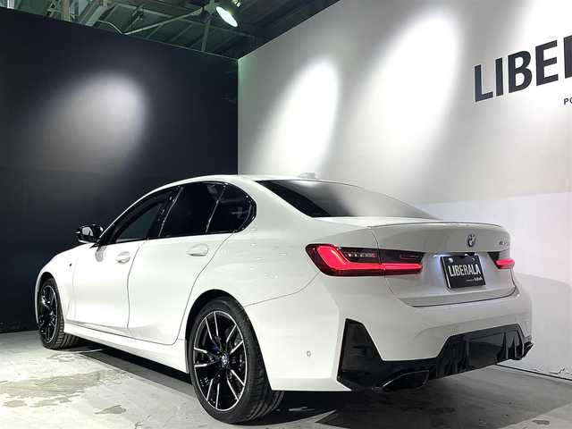 ＢＭＷ ＢＭＷ Ｍ３４０ｉ xDrive 道央・札幌 2024(令6)年 0.5万km 白 サウンド・パッケージ/　・harman/kardon サラウンド・サウンド・システム/　・地上デジタルTVチューナー/　・アコースティック・ガラス/ステアリング・ホイール・ヒーティング/アッシュ・グレーブラウン・ファインウッド・トリム/ドライビング・アシスト・プロフェッショナル/　・高速道路渋滞時ハンズ・オフ・アシスト/　・ ACC／アクティブ・クルーズ・コントロール（ストップ&ゴー機能付）/　・ステアリング&レーン・コントロール・アシスト/　・ レーン・ディパーチャー・ウォーニング（車線逸脱警告システム）/　・ レーン・キーピング・アシスト/　・ レーン・チェンジ・ウォーニング/　・衝突回避・被害軽減ブレーキ（事故回避アシスト付）/　・前車接近警告機能/　・後車衝突警告機能/　・クロス・トラフィック・ウォーニング（フロント&リヤ）/パーキング・アシスト・プラス/　・ーパーキング・アシスト（並列／縦列）/　・ アクティブPDC/　・ サラウンド・ビュー・システム/DSC/ASC/DTC/CBC/DBC/BMWヘッドアップディスプレイ/シートヒーター(D/N)/パワーシート(D/N)/アダプティブLEDヘッドライト
