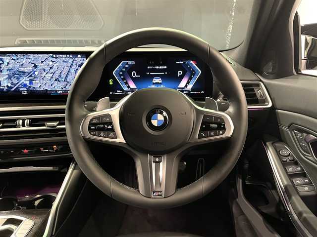 ＢＭＷ ＢＭＷ Ｍ３４０ｉ xDrive 道央・札幌 2024(令6)年 0.5万km 白 サウンド・パッケージ/　・harman/kardon サラウンド・サウンド・システム/　・地上デジタルTVチューナー/　・アコースティック・ガラス/ステアリング・ホイール・ヒーティング/アッシュ・グレーブラウン・ファインウッド・トリム/ドライビング・アシスト・プロフェッショナル/　・高速道路渋滞時ハンズ・オフ・アシスト/　・ ACC／アクティブ・クルーズ・コントロール（ストップ&ゴー機能付）/　・ステアリング&レーン・コントロール・アシスト/　・ レーン・ディパーチャー・ウォーニング（車線逸脱警告システム）/　・ レーン・キーピング・アシスト/　・ レーン・チェンジ・ウォーニング/　・衝突回避・被害軽減ブレーキ（事故回避アシスト付）/　・前車接近警告機能/　・後車衝突警告機能/　・クロス・トラフィック・ウォーニング（フロント&リヤ）/パーキング・アシスト・プラス/　・ーパーキング・アシスト（並列／縦列）/　・ アクティブPDC/　・ サラウンド・ビュー・システム/DSC/ASC/DTC/CBC/DBC/BMWヘッドアップディスプレイ/シートヒーター(D/N)/パワーシート(D/N)/アダプティブLEDヘッドライト