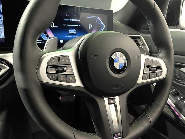 ＢＭＷ ＢＭＷ Ｍ３４０ｉ xDrive 道央・札幌 2024(令6)年 0.5万km 白 サウンド・パッケージ/　・harman/kardon サラウンド・サウンド・システム/　・地上デジタルTVチューナー/　・アコースティック・ガラス/ステアリング・ホイール・ヒーティング/アッシュ・グレーブラウン・ファインウッド・トリム/ドライビング・アシスト・プロフェッショナル/　・高速道路渋滞時ハンズ・オフ・アシスト/　・ ACC／アクティブ・クルーズ・コントロール（ストップ&ゴー機能付）/　・ステアリング&レーン・コントロール・アシスト/　・ レーン・ディパーチャー・ウォーニング（車線逸脱警告システム）/　・ レーン・キーピング・アシスト/　・ レーン・チェンジ・ウォーニング/　・衝突回避・被害軽減ブレーキ（事故回避アシスト付）/　・前車接近警告機能/　・後車衝突警告機能/　・クロス・トラフィック・ウォーニング（フロント&リヤ）/パーキング・アシスト・プラス/　・ーパーキング・アシスト（並列／縦列）/　・ アクティブPDC/　・ サラウンド・ビュー・システム/DSC/ASC/DTC/CBC/DBC/BMWヘッドアップディスプレイ/シートヒーター(D/N)/パワーシート(D/N)/アダプティブLEDヘッドライト
