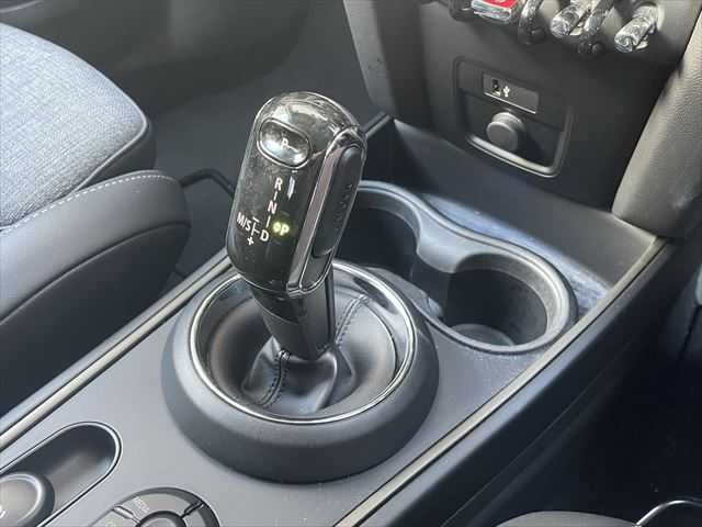 ＭＩＮＩ ＢＭＷ ミニ クロスオーバー クーパー D 和歌山県 2021(令3)年 2.8万km 緑 ACC/インテリジェントセーフティ/純正ナビ/バックカメラ/ドライブレコーダー/コンフォートアクセス/オートテールゲート/LEDヘッドライト/コーナーセンサー/アイドリングストップ/ETC