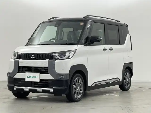 三菱 デリカミニ T プレミアム 群馬県 2025(令7)年 0.1万km未満 アメジストブラック/シルキーホワイト 届出済未使用車(登録時走行距離：8km)/9型ディスプレイオーディオ/・AM/FM/Bluetooth/USB/AppleCarPlay/AndroidAuto/サイドデカール/＝＝＝＝＝/ハンズフリーデュアルパワースライドドア/マルチアラウンドモニター/デジタルルームミラー/MI-PILOT/・レーダークルーズコントロール/・車線維持支援機能（LKA）/e-Assist/・衝突被害軽減ブレーキシステム/・踏み間違い衝突防止アシスト/・車線逸脱警報システム&車線逸脱防止支援機能/・オートマチックハイビーム/・ふらつき警報/・前方衝突予測警報/・標識認識システム/・先行車発進通知/ヒルディセントコントロール/電動パーキングブレーキ/ブレーキオートホールド/前席シートヒーター/ステアリングヒーター/プラズマクラスター付リヤサーキュレーター/LEDヘッドライト