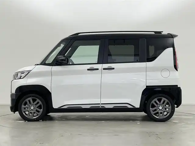 三菱 デリカミニ T プレミアム 群馬県 2025(令7)年 0.1万km未満 アメジストブラック/シルキーホワイト 届出済未使用車(登録時走行距離：8km)/9型ディスプレイオーディオ/・AM/FM/Bluetooth/USB/AppleCarPlay/AndroidAuto/サイドデカール/＝＝＝＝＝/ハンズフリーデュアルパワースライドドア/マルチアラウンドモニター/デジタルルームミラー/MI-PILOT/・レーダークルーズコントロール/・車線維持支援機能（LKA）/e-Assist/・衝突被害軽減ブレーキシステム/・踏み間違い衝突防止アシスト/・車線逸脱警報システム&車線逸脱防止支援機能/・オートマチックハイビーム/・ふらつき警報/・前方衝突予測警報/・標識認識システム/・先行車発進通知/ヒルディセントコントロール/電動パーキングブレーキ/ブレーキオートホールド/前席シートヒーター/ステアリングヒーター/プラズマクラスター付リヤサーキュレーター/LEDヘッドライト
