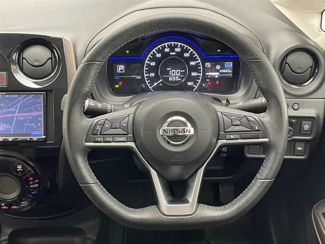 日産 ノート e－パワー メダリスト 愛知県 2020(令2)年 2.1万km ブリリアントシルバー 社外メモリナビ　Ｂｌｕｅｔｏｏｔｈ　ラジオ　全方位カメラ　デジタルインナーミラー　エマージェンシーブレーキ　衝突軽減　車線逸脱　追従クルコン　コーナーセンサー　ＬＥＤオートライト　ハーフレザー　禁煙車