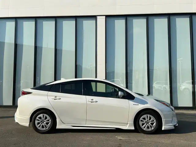 トヨタ プリウス Sセーフティプラス 大阪府 2018(平30)年 3.9万km ホワイトパールクリスタルシャイン 純正９インチナビ/   フルセグTV/CD/DVD/Bluetooth/バックモニター/横滑り防止装置/パーキングアシスト（駐車支援システム）/社外エアロ/レーダークルーズコントロール/レーンキープアシスト/ドライブレコーダー/オートマチックハイビーム/コーナーセンサー/純正フロアマット/プッシュスタート/スマートキー/ＥＴＣ/ＬＥＤライト
