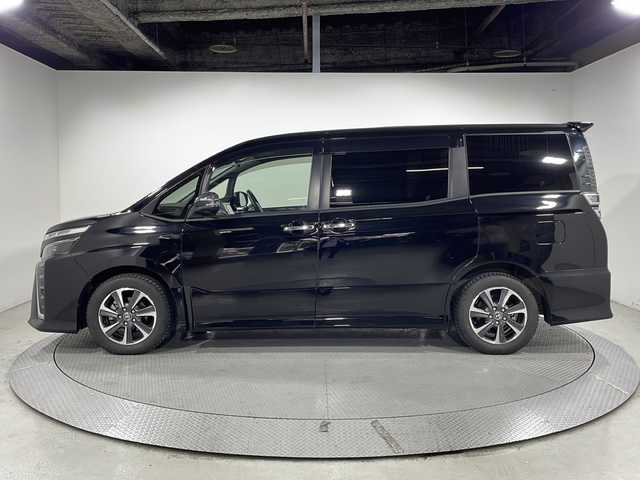 トヨタ ヴォクシー ZS 煌Ⅲ 広島県 2021(令3)年 4.2万km ブラック 純正9型ナビ/純正フリップダウンモニター/両側パワースライドドア/バックカメラ/クルーズコントロール/クリアランスソナー/セーフティセンス/・プリクラッシュセーフティ/・レーンディパーチャーアラート/・オートマチックハイビーム/LEDヘッドランプ/純正16インチAW/ETC/ドライブレコーダー
