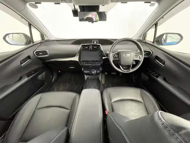 トヨタ プリウス S ツーリングセレクション 道央・札幌 2019(平31)年 6.8万km ブルーM ・４WD/・寒冷地仕様/・純正SDナビ/　CD/DVD/SD/BT/フルセグ/・バックカメラ/・ビルトインETC/・デジタルインナーミラー/・純正ドライブレコーダー/・トヨタセーフティセンス/・プリクラッシュセーフティ/・レーダークルーズコントロール/・レーンキープアシスト/・オートハイビーム/・クリアランスソナー/・レザーシート/・前席シートヒーター/・LEDヘッドライト/・フォグライト/・オートライト/・カーボン調ルーフフィルム/・純正AW/・プッシュスタート/・スマートキー/・純正フロアマット