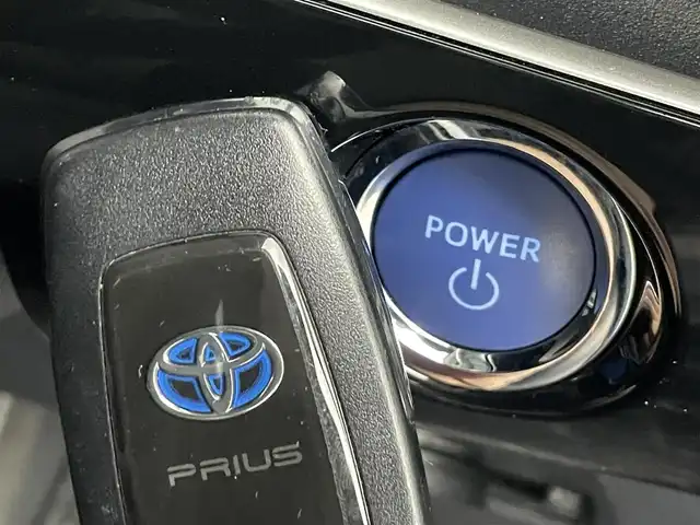 トヨタ プリウス S ツーリングセレクション 道央・札幌 2019(平31)年 6.8万km ブルーM ・４WD/・寒冷地仕様/・純正SDナビ/　CD/DVD/SD/BT/フルセグ/・バックカメラ/・ビルトインETC/・デジタルインナーミラー/・純正ドライブレコーダー/・トヨタセーフティセンス/・プリクラッシュセーフティ/・レーダークルーズコントロール/・レーンキープアシスト/・オートハイビーム/・クリアランスソナー/・レザーシート/・前席シートヒーター/・LEDヘッドライト/・フォグライト/・オートライト/・カーボン調ルーフフィルム/・純正AW/・プッシュスタート/・スマートキー/・純正フロアマット