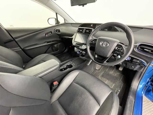 トヨタ プリウス S ツーリングセレクション 道央・札幌 2019(平31)年 6.8万km ブルーM ・４WD/・寒冷地仕様/・純正SDナビ/　CD/DVD/SD/BT/フルセグ/・バックカメラ/・ビルトインETC/・デジタルインナーミラー/・純正ドライブレコーダー/・トヨタセーフティセンス/・プリクラッシュセーフティ/・レーダークルーズコントロール/・レーンキープアシスト/・オートハイビーム/・クリアランスソナー/・レザーシート/・前席シートヒーター/・LEDヘッドライト/・フォグライト/・オートライト/・カーボン調ルーフフィルム/・純正AW/・プッシュスタート/・スマートキー/・純正フロアマット