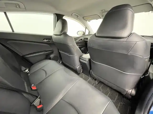 トヨタ プリウス S ツーリングセレクション 道央・札幌 2019(平31)年 6.8万km ブルーM ・４WD/・寒冷地仕様/・純正SDナビ/　CD/DVD/SD/BT/フルセグ/・バックカメラ/・ビルトインETC/・デジタルインナーミラー/・純正ドライブレコーダー/・トヨタセーフティセンス/・プリクラッシュセーフティ/・レーダークルーズコントロール/・レーンキープアシスト/・オートハイビーム/・クリアランスソナー/・レザーシート/・前席シートヒーター/・LEDヘッドライト/・フォグライト/・オートライト/・カーボン調ルーフフィルム/・純正AW/・プッシュスタート/・スマートキー/・純正フロアマット