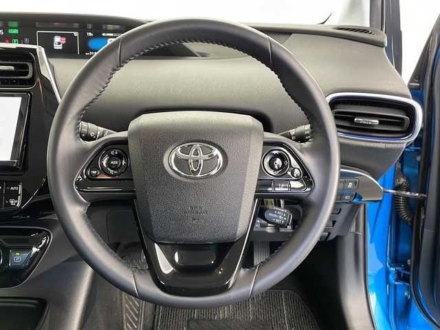 トヨタ プリウス S ツーリングセレクション 長野県 2019(平31)年 6.8万km ブルーM ４WD/寒冷地仕様/純正SDナビ（CD/DVD/SD/Bluetooth//フルセグTV/AM/FM）/トヨタセーフティセンス/・プリクラッシュセーフティ/・レーダークルーズコントロール/・レーンキープアシスト/・オートハイビーム/・クリアランスソナー/純正前方ドライブレコーダー/バックカメラ/デジタルインナーミラー/ビルトインETC/レザーシート/前席シートヒーター/LEDヘッドライト/フォグライト/オートライト/カーボン調ルーフフィルム/純正17インチAW/プッシュスタート/スマートキー/純正フロアマット