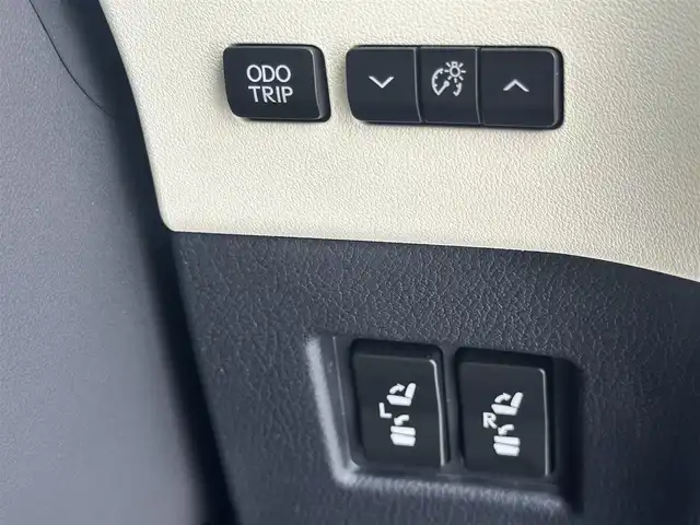 レクサス ＮＸ 300 バージョンL 愛知県 2017(平29)年 4.4万km ソニッククォーツ サンルーフ/レザーシート/後席電動リクライニングシート/純正10型メモリナビ/（CD/DVD/SD/フルセグTV/SD)/バックカメラ/前席シートベンチレーション/全席シートヒーター/全席パワーシート/ステアリングヒーター/ETC/ドライブレコーダー/レクサスセーフティシステム/・レーンキープアシスト/・プリクラッシュセーフティ/・クリアランスソナー/・パーキングサポートブレーキ/・ブラインドスポットモニター/・レーダークルーズコントロール/純正LEDヘッドライト/純正フロアマット/純正18インチAW