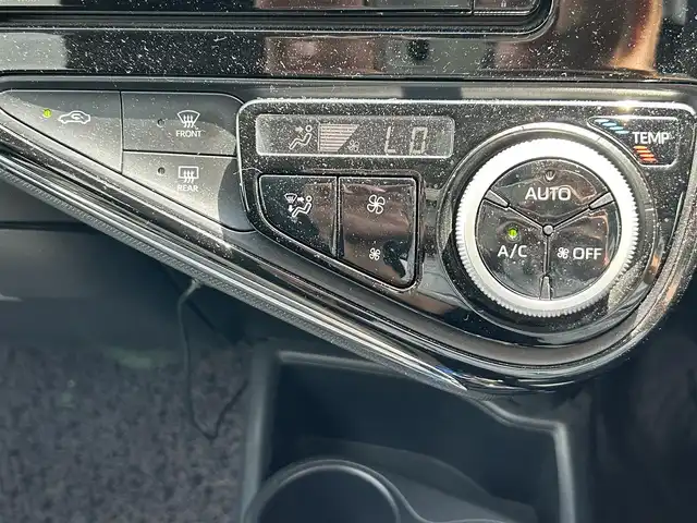 トヨタ アクア S 栃木県 2018(平30)年 10万km グレーメタリック 純正7インチナビ/フルセグTV/DVD/Bluetooth/バックカメラ/ETC/前後ドライブレコーダー/ステアリングリモコン/アイドリングストップ/横滑り防止装置/電動格納ミラー/ドアバイザー