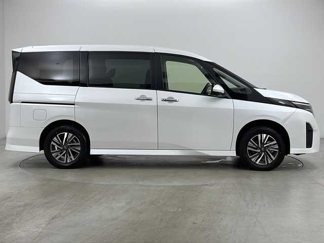 日産 セレナ ハイウェイスター V 道央・札幌 2023(令5)年 4.7万km プリズムホワイト ・4WD/・純正ナビ&BT&USB/・インテリジェントアラウンドビューモニター/・両側パワースライドドア/・プロパイロット/・インテリジェントクルーズコントロール/・インテリジェントエマージェンシーブレーキ/・レーンキープアシスト/・ステアリングヒーター/・コーナーセンサー/・デジタルインナーミラー/・置くだけ充電/・ETC/・パドルシフト/・LEDヘッドライト/・オートライト/・スマートキー