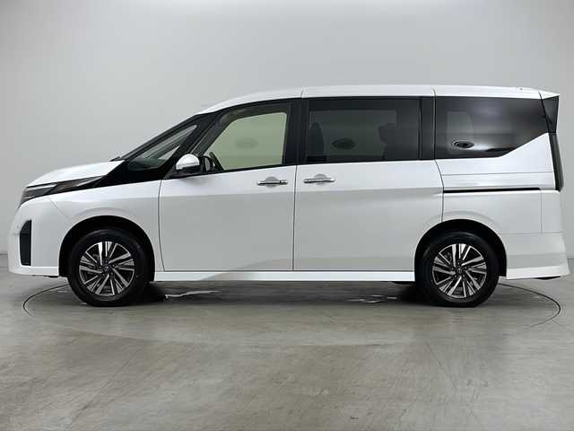 日産 セレナ ハイウェイスター V 道央・札幌 2023(令5)年 4.7万km プリズムホワイト ・4WD/・純正ナビ&BT&USB/・インテリジェントアラウンドビューモニター/・両側パワースライドドア/・プロパイロット/・インテリジェントクルーズコントロール/・インテリジェントエマージェンシーブレーキ/・レーンキープアシスト/・ステアリングヒーター/・コーナーセンサー/・デジタルインナーミラー/・置くだけ充電/・ETC/・パドルシフト/・LEDヘッドライト/・オートライト/・スマートキー