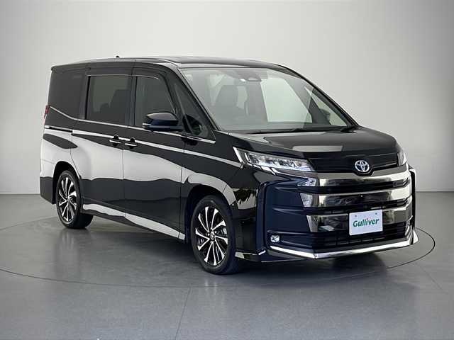 トヨタ ノア ハイブリッド 長野県 2023(令5)年 2.7万km 黒 純正ナビ/バックカメラ／全方位カメラ/Bluetooth・USB・AM／FM/フルセグTV/ETC2.0/クルーズコントロール/レーンキープアシスト/シートヒーター/コーナーセンサー前後/100V充電/カーテンエアバック/ハーフレザーシート/横滑り防止装置/パドルシフト/両側パワースライドドア/純正夏タイヤ/純正フロアマット/スマートキー/ドアバイザー
